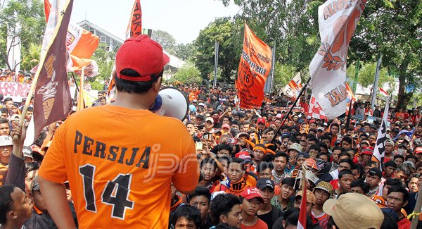 Persija Jakarta merayakan kemenangan, Jakmania bahagia